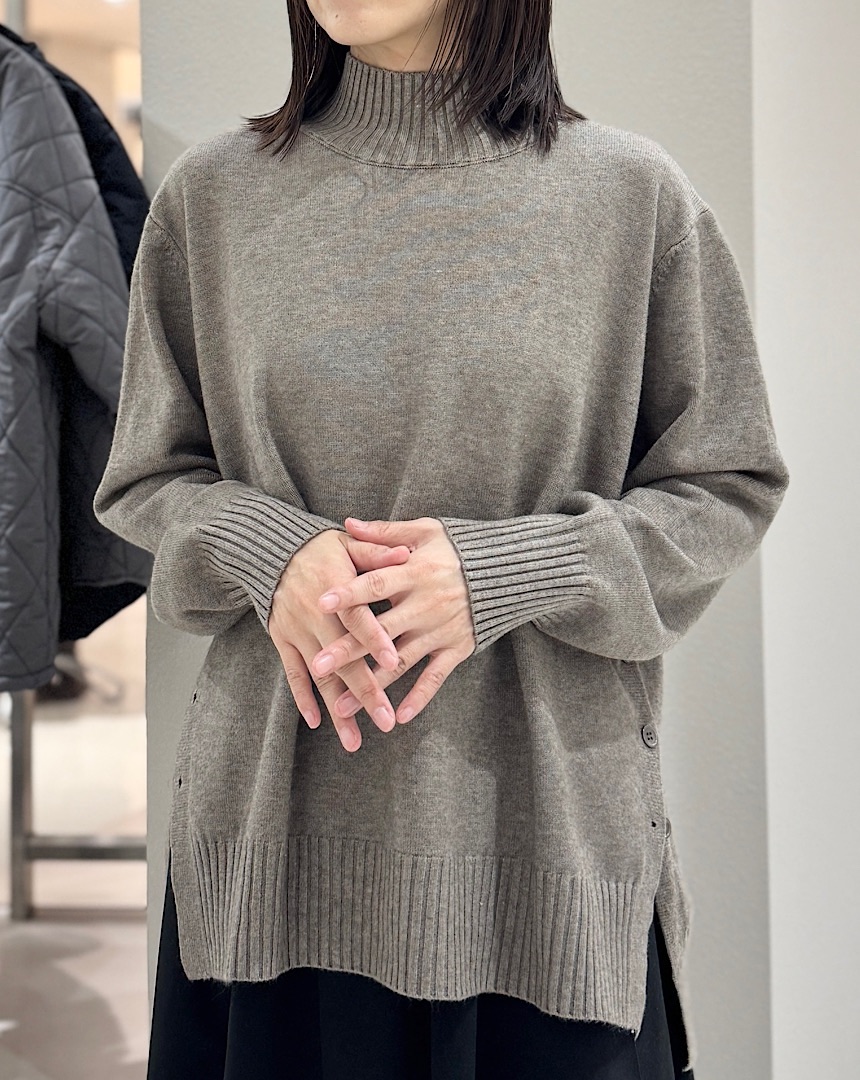 サイドボタンハイネックニット