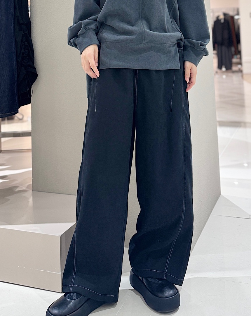 ステッチ使いストレートパンツ