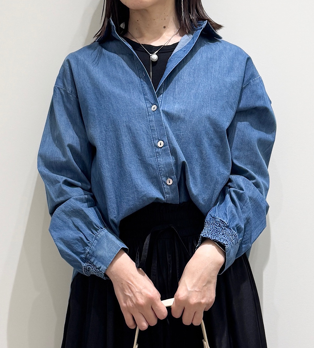 後ろタックデニムシャツ
