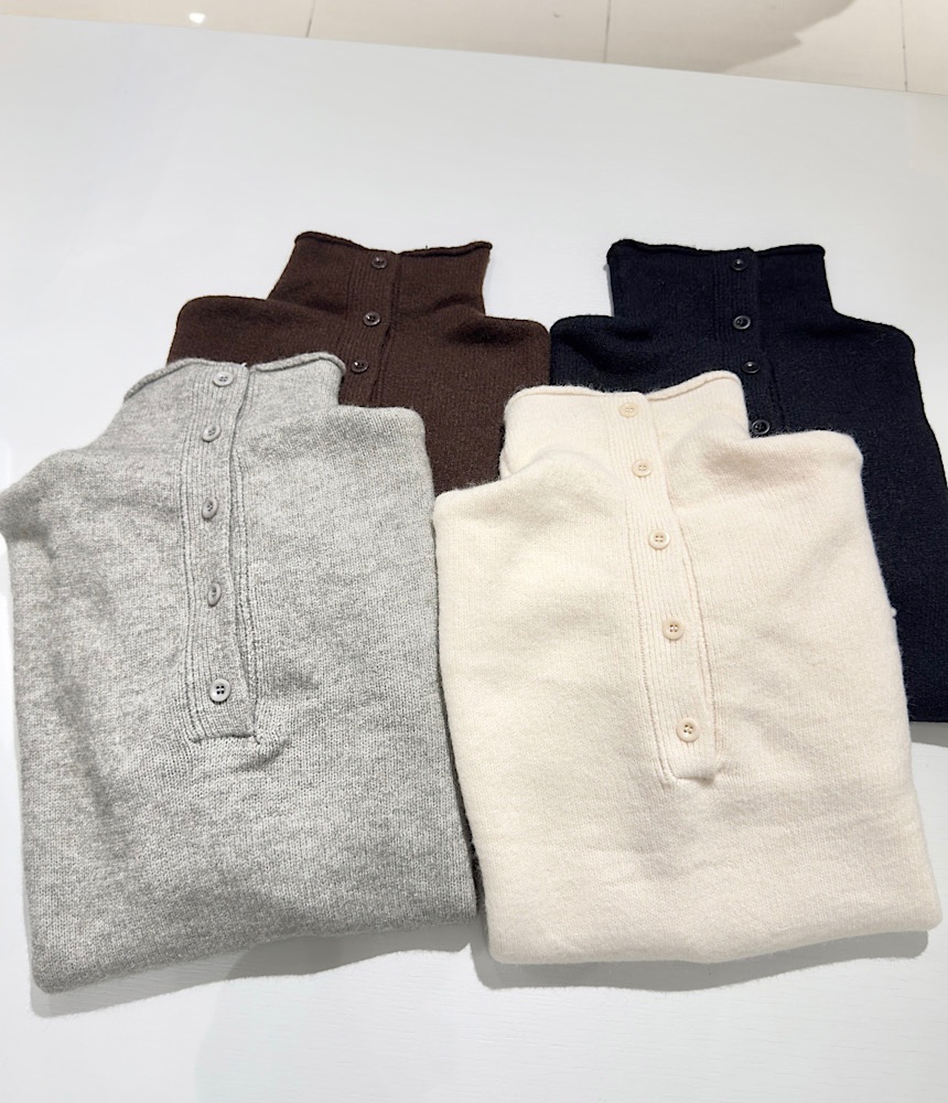 襟ボタンニットプルオーバー