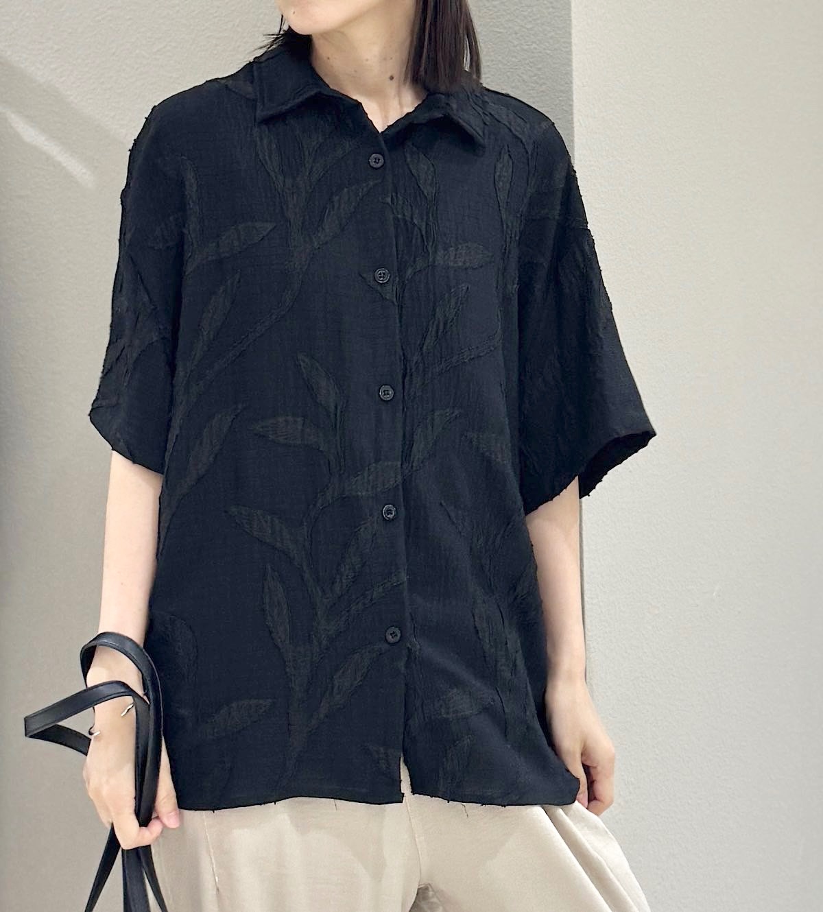 リーフ柄シャツ