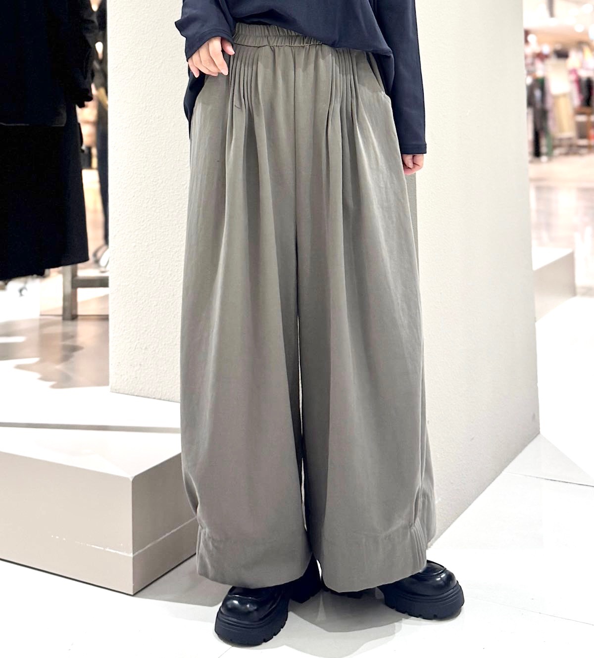 裾ピンタックワイドパンツ