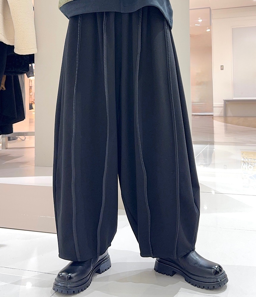 テープ使いコクーンワイドパンツ