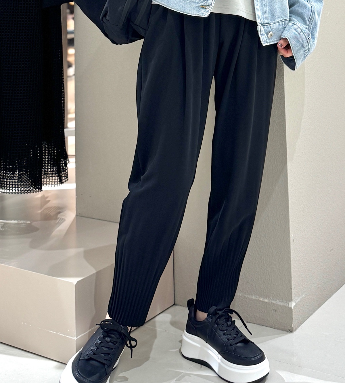 裾プリーツテーパードパンツ