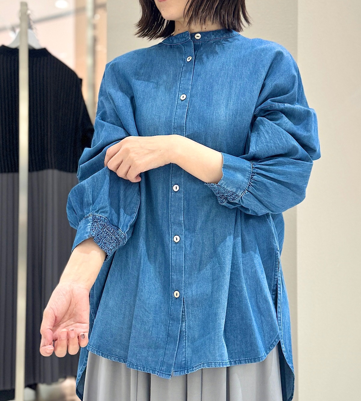 後ろフリルデニムシャツ