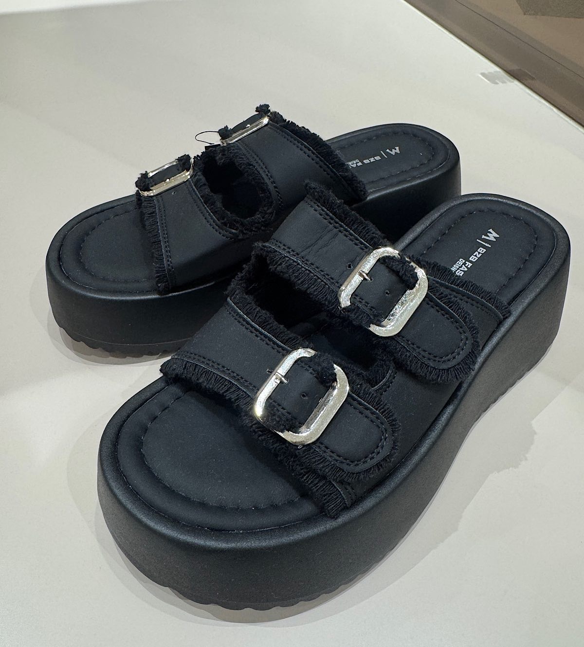 バックル厚底サンダル