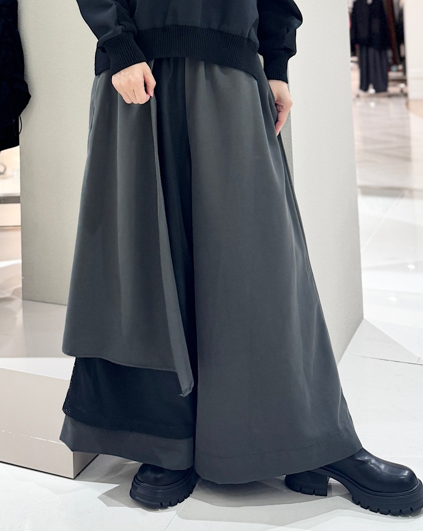 部分メッシュ使いワイドパンツ