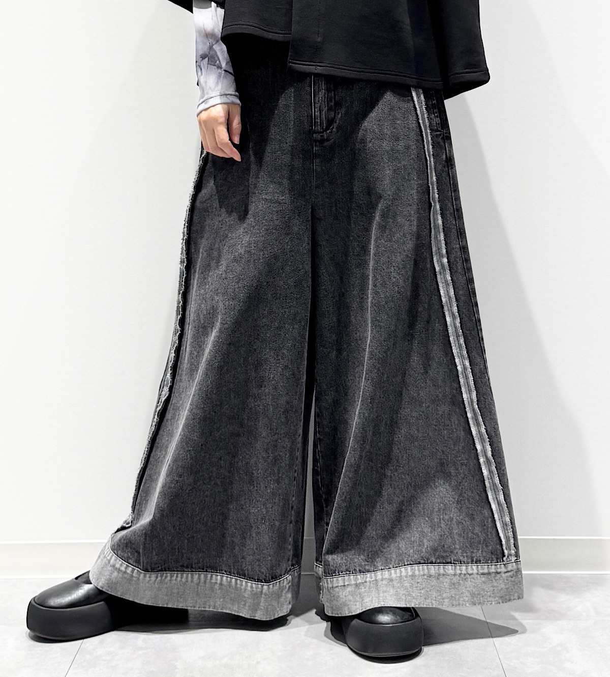 【予約商品】ウォッシュ加工ワイドパンツ