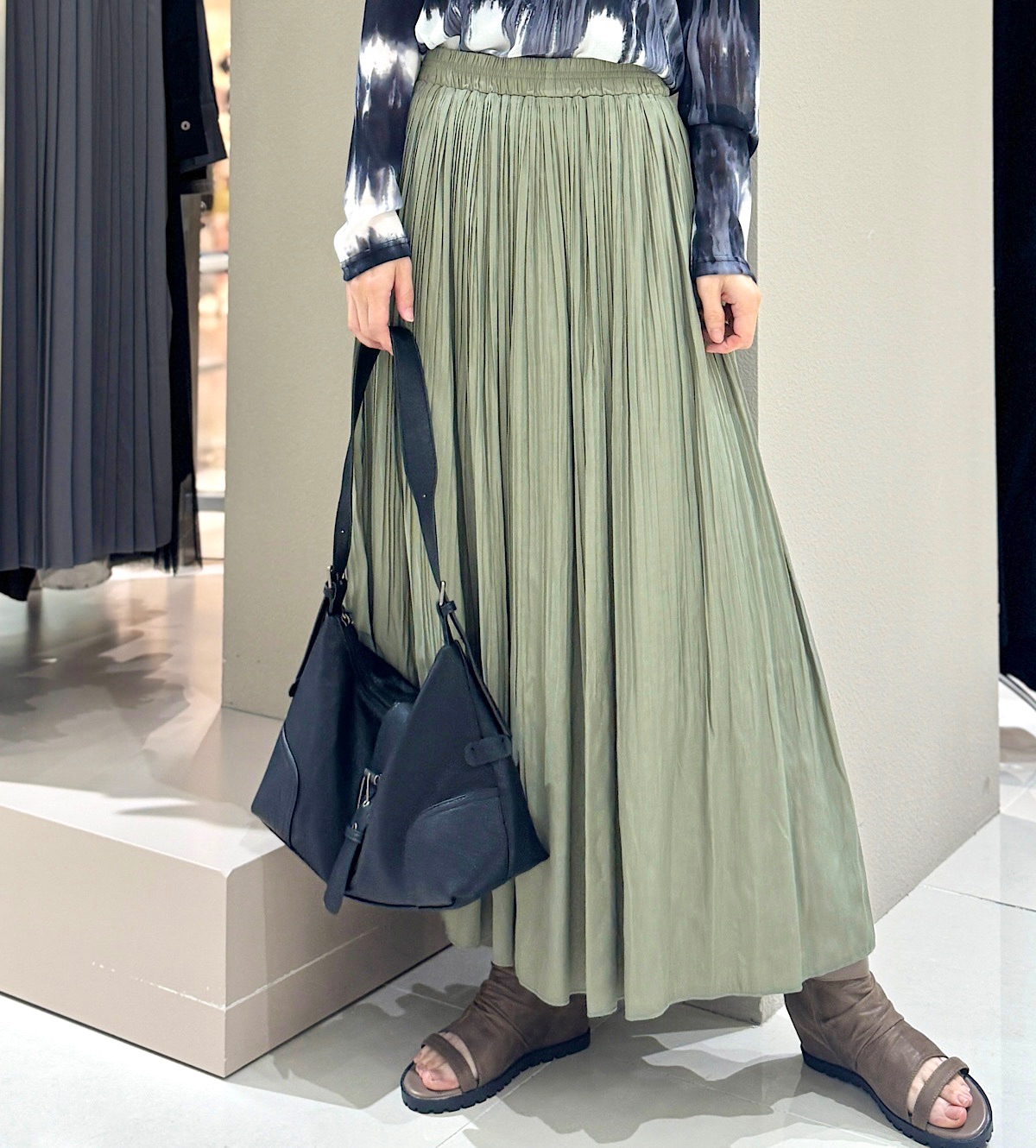 サテンプリーツスカート