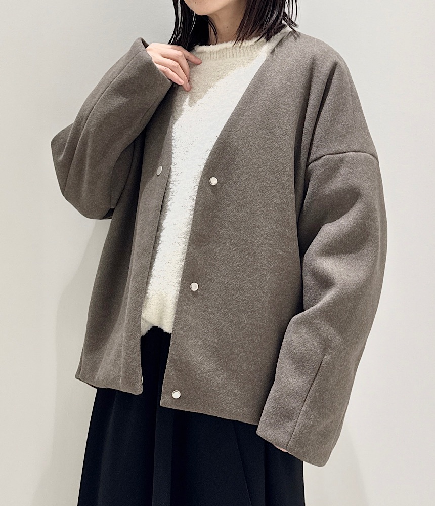 ノーカラーVネックコート