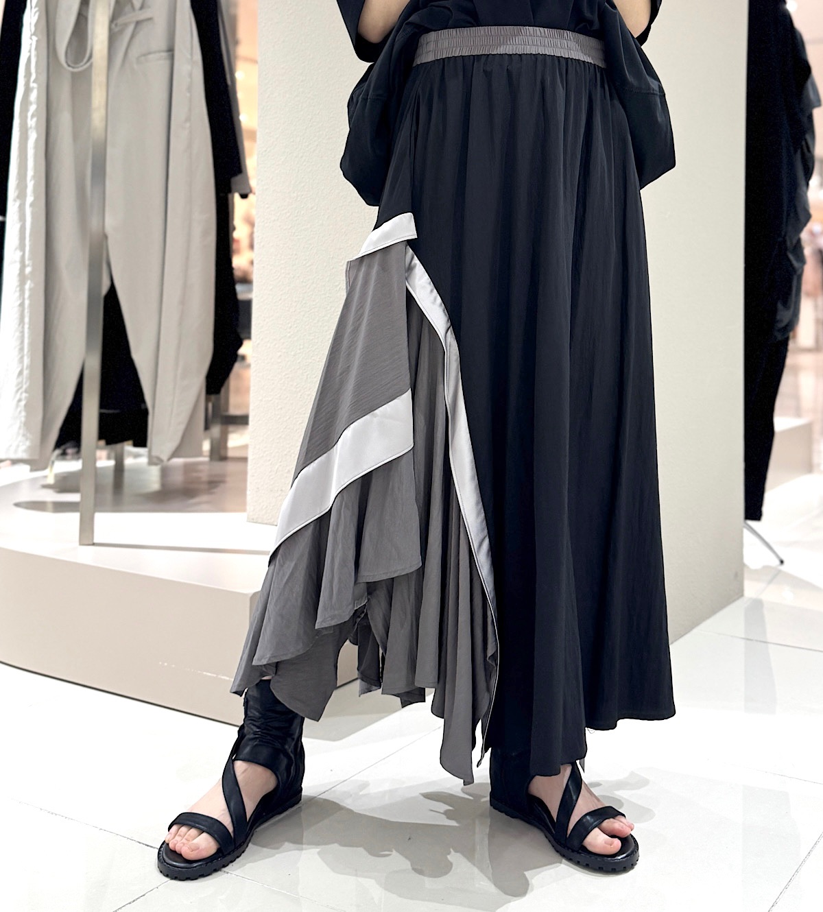 アシメフリルデザインスカート